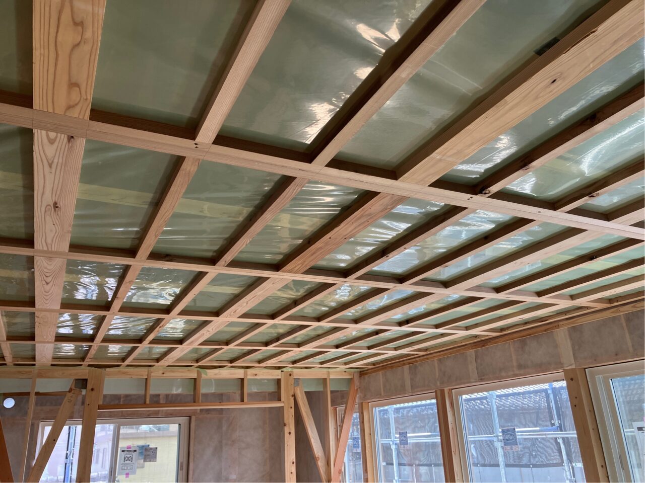 木造住宅建築　天井の気密シート