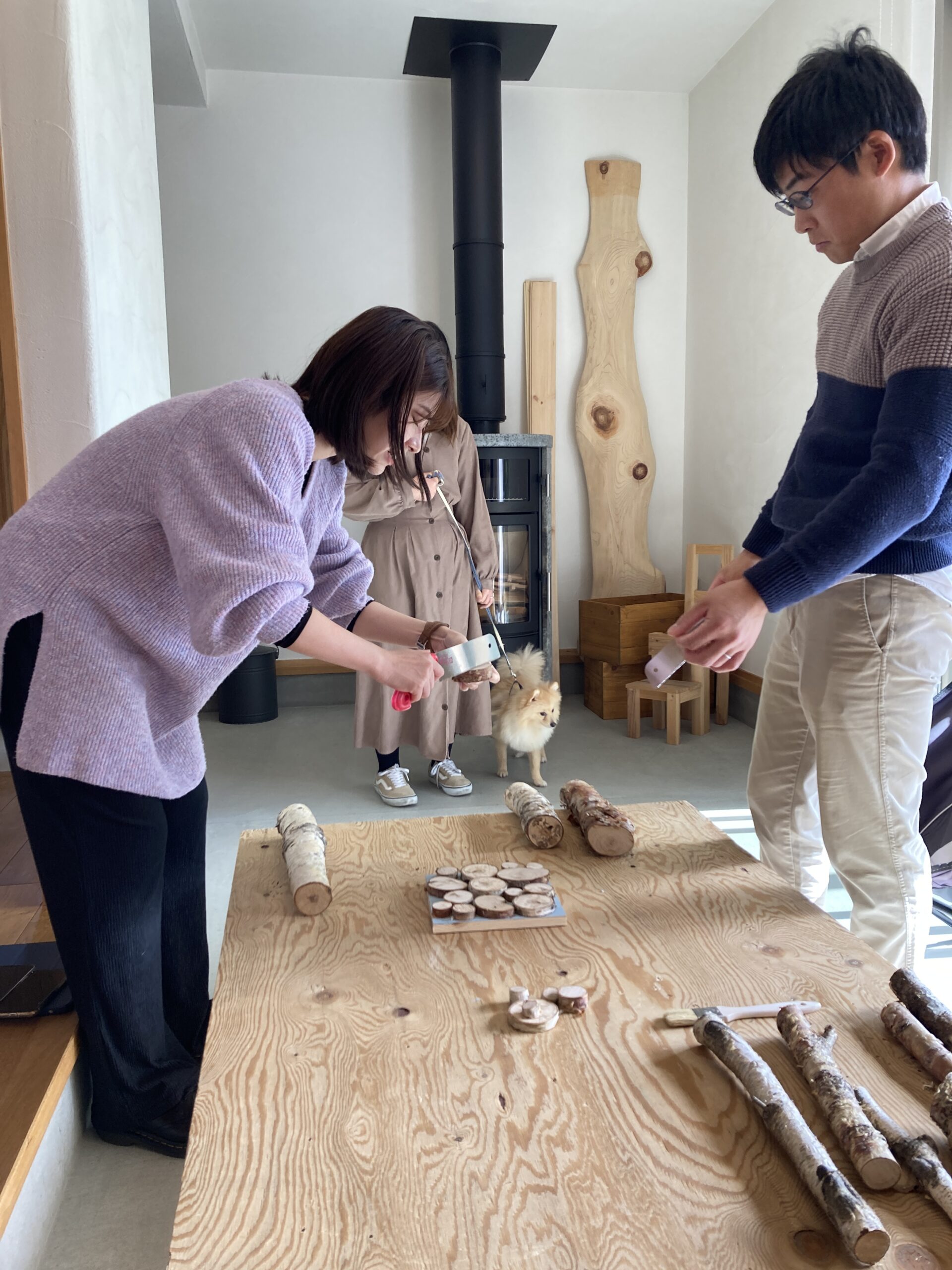 ワークショップ　白樺の木輪アートの製作風景