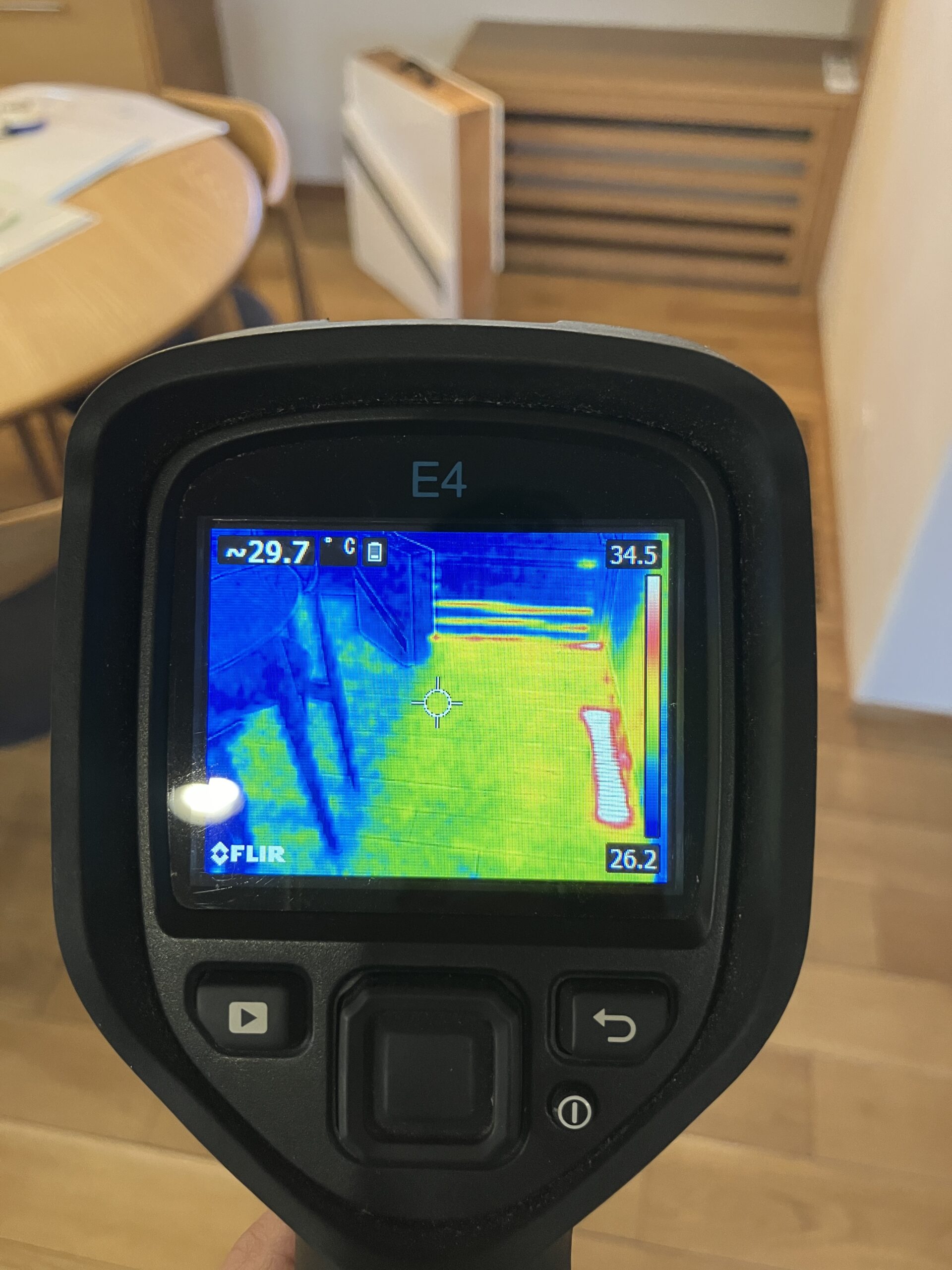 床下エアコンの家の床面温度をサーモカメラで計測