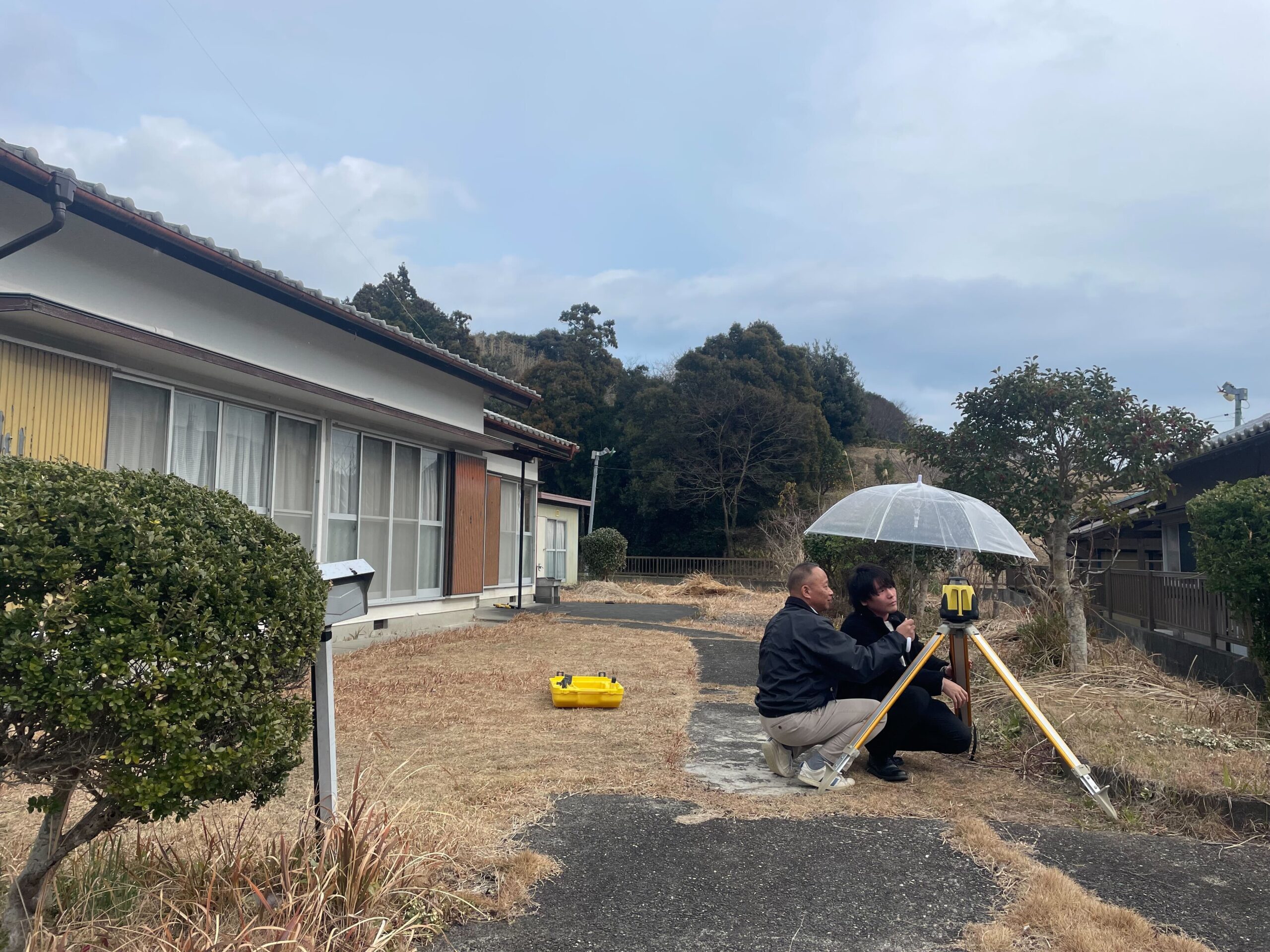 敷地調査でオートレベルのレクチャーをしている