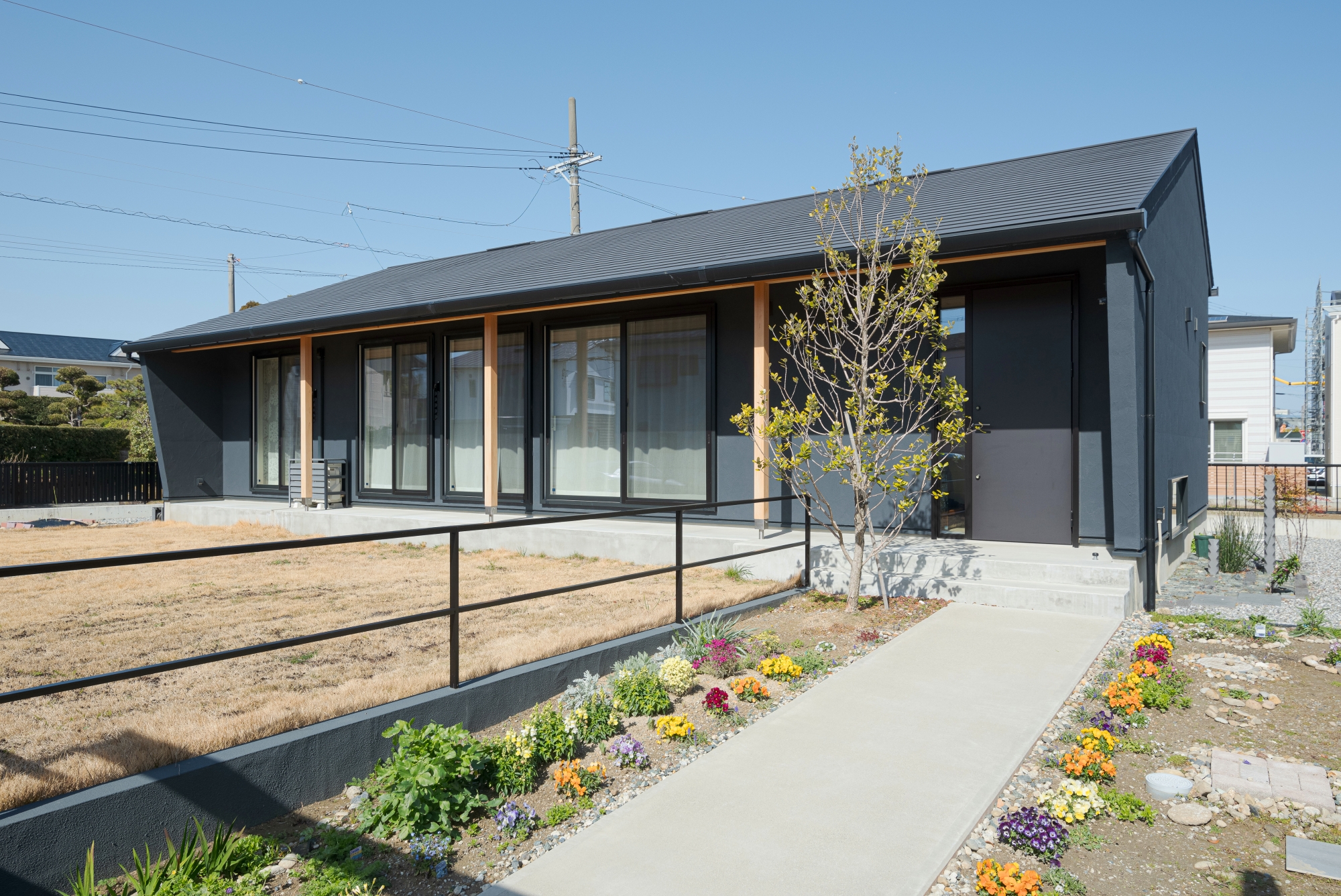 可愛いお花が迎えてくれる平屋住宅の玄関アプローチ