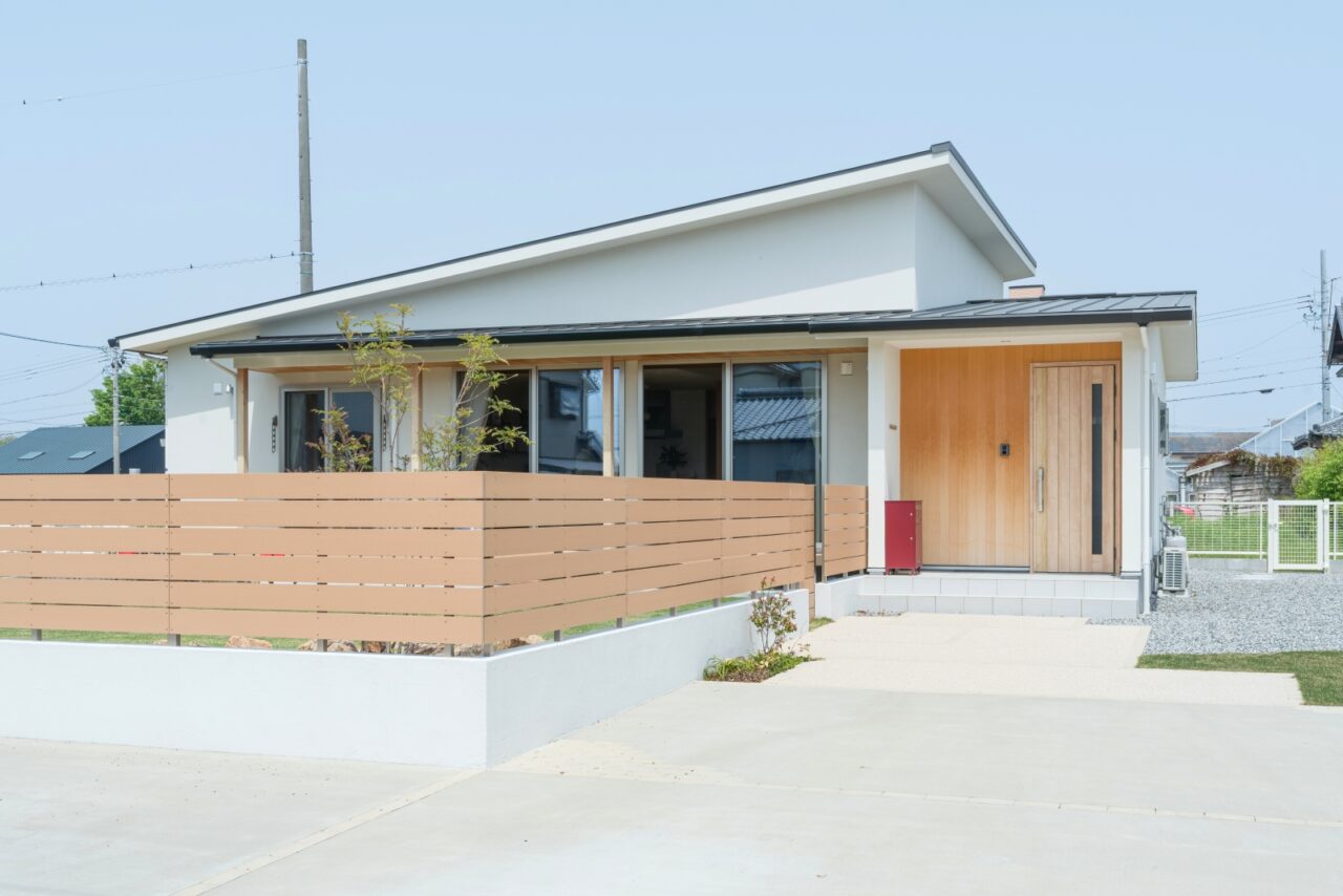 駐車場とお庭スペースをしっかり分けた平屋