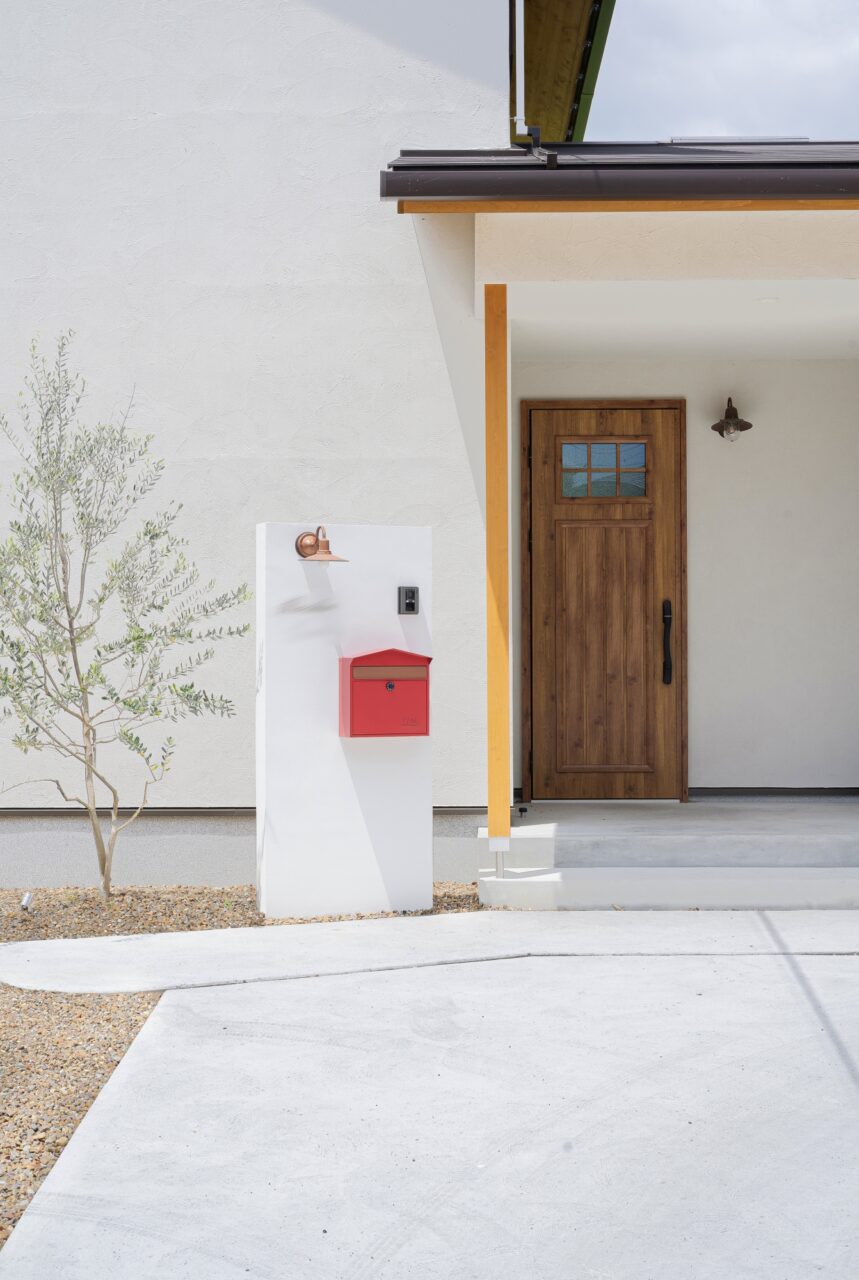 赤いポストがポイントのシンプルな玄関