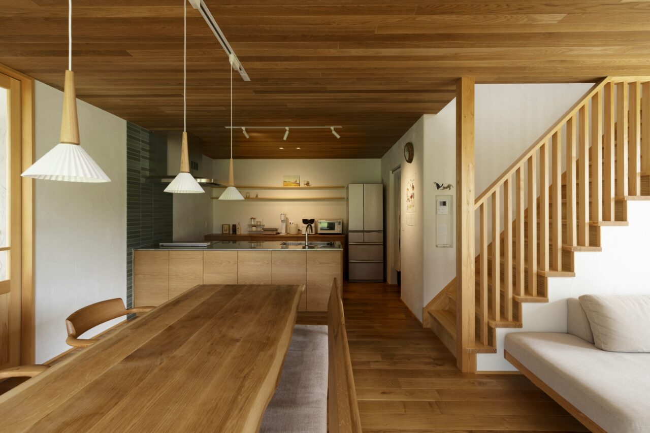 照明の陰影が美しい木のぬくもりに囲まれたLDK