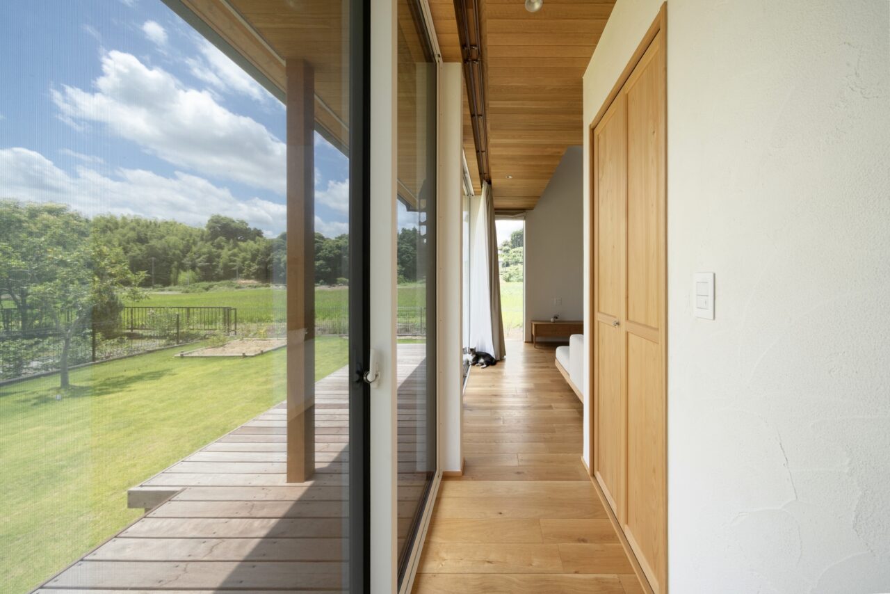 自然と暮らす室内外がつながる間取り