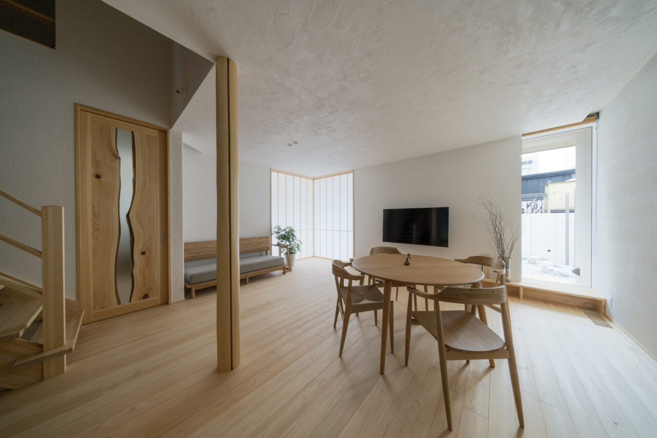 外に視線が抜け、コンパクトな空間で開放的な暮らしが叶う