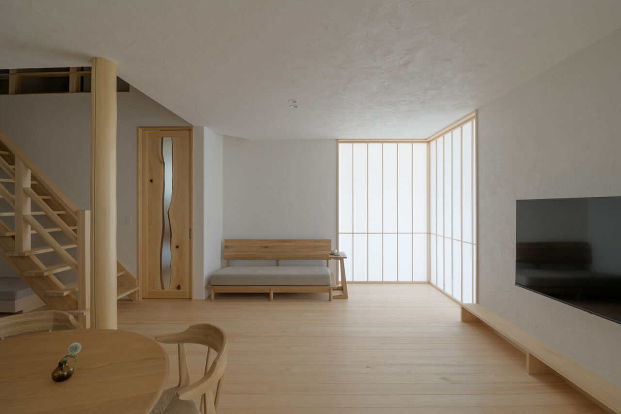 障子から程よい明かりが入る明るいリビング