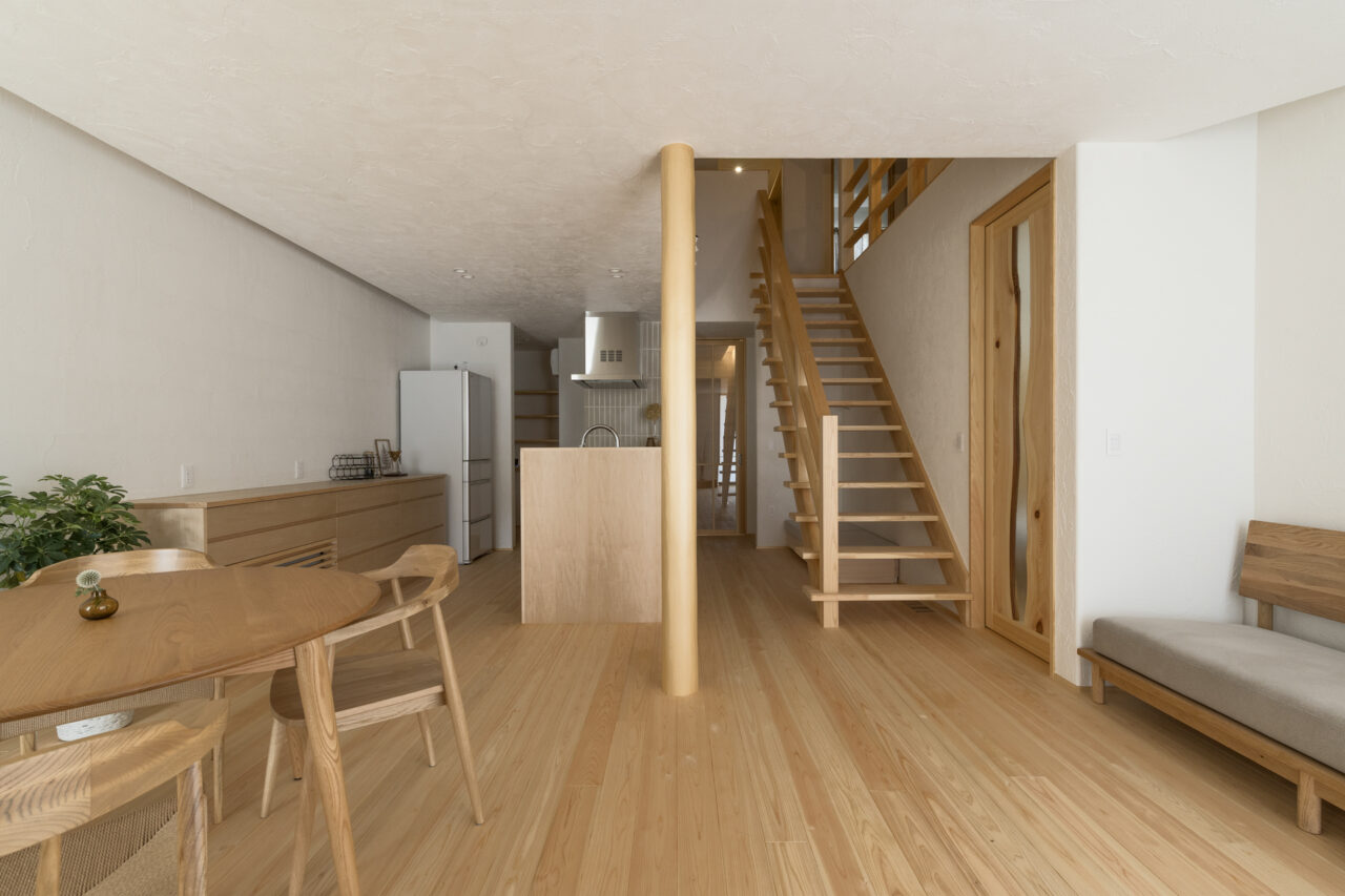 シンボルの丸柱が美しいLDK