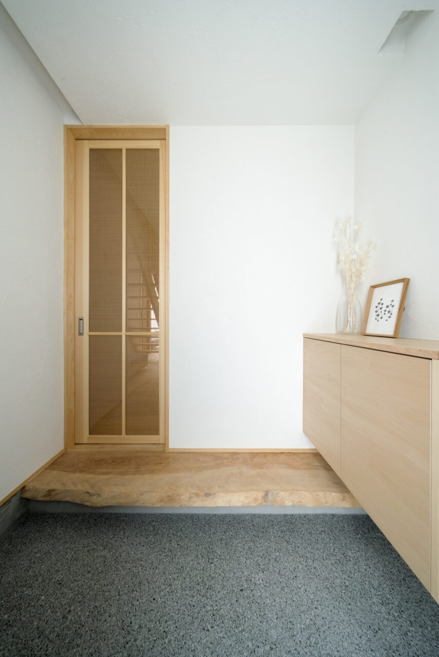 北側なのに明るくて清潔感のある玄関ホール