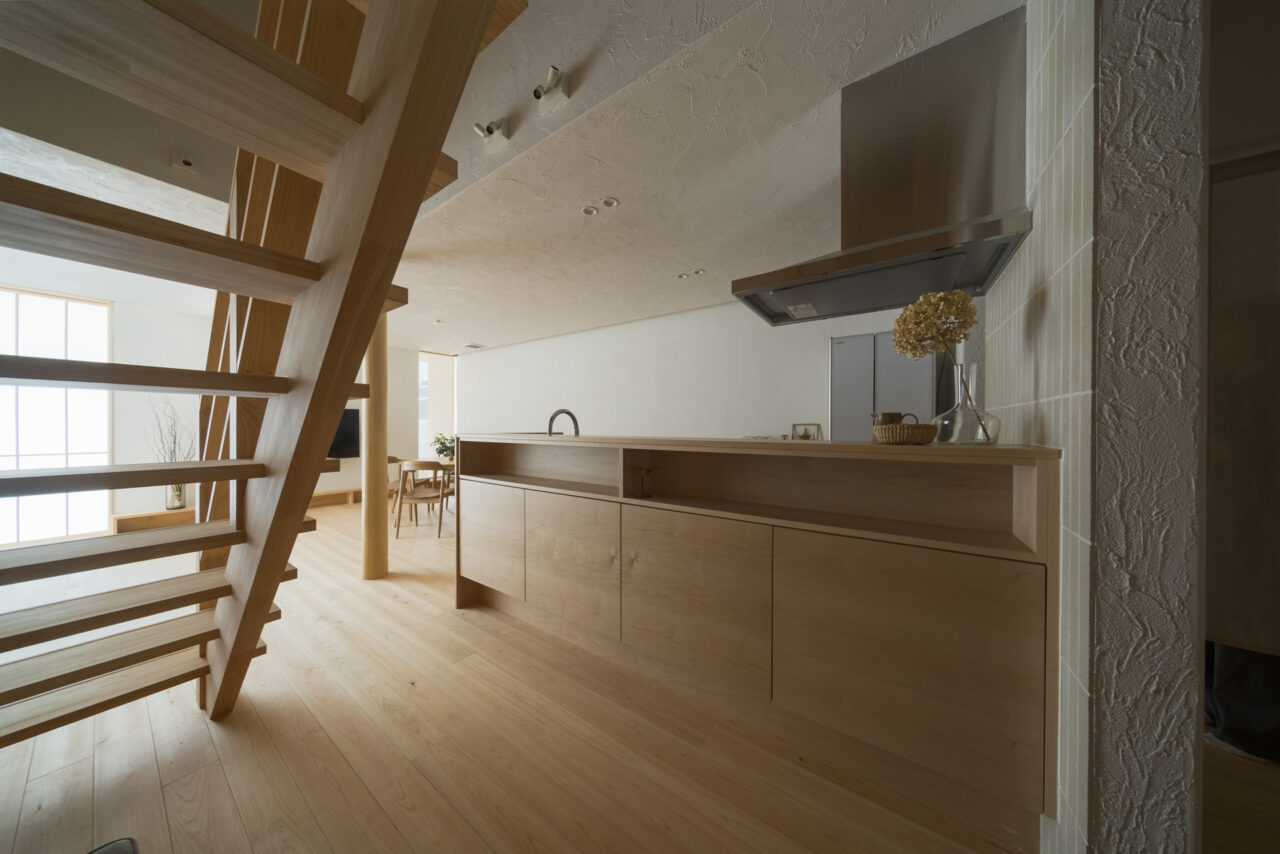 木のぬくもりを感じる家具のようなキッチン