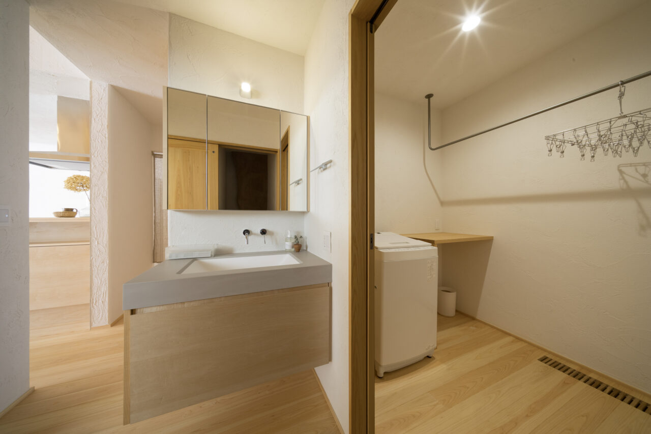 室内干しできる脱衣室と独立型の洗面