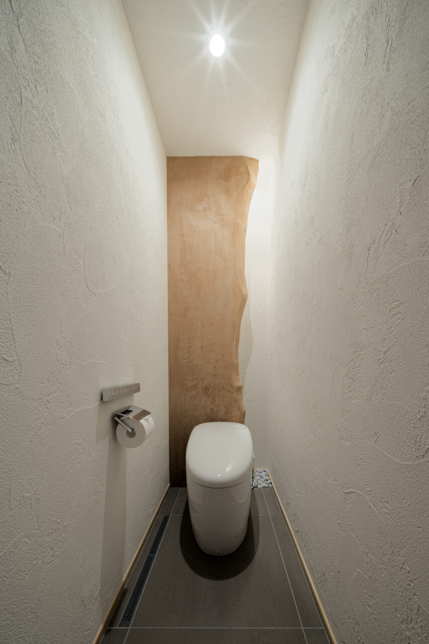 一枚板が空間を演出するトイレ
