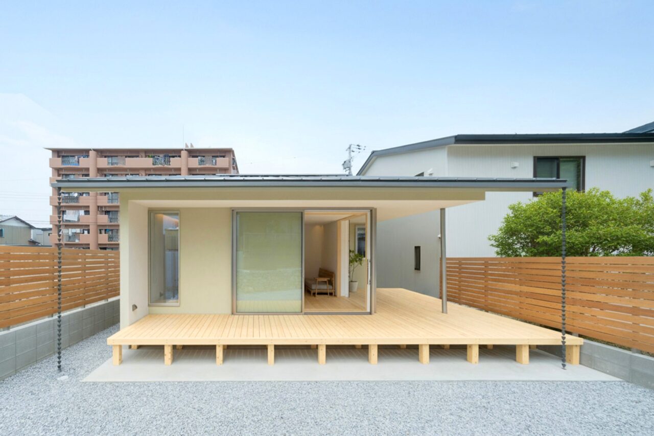 平屋のような2階建ての外観