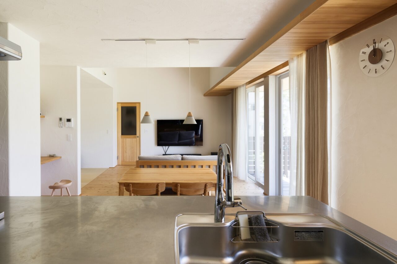 リビングとお庭が見渡せるキッチン