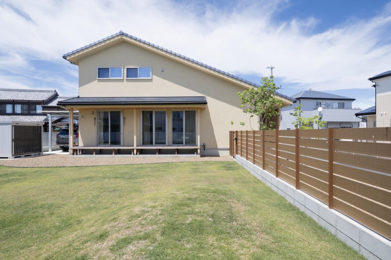 大屋根と和モダンの外観