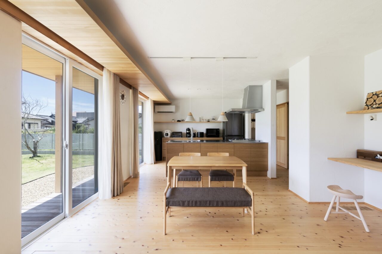 お庭とつながるウッドデッキのあるLDK