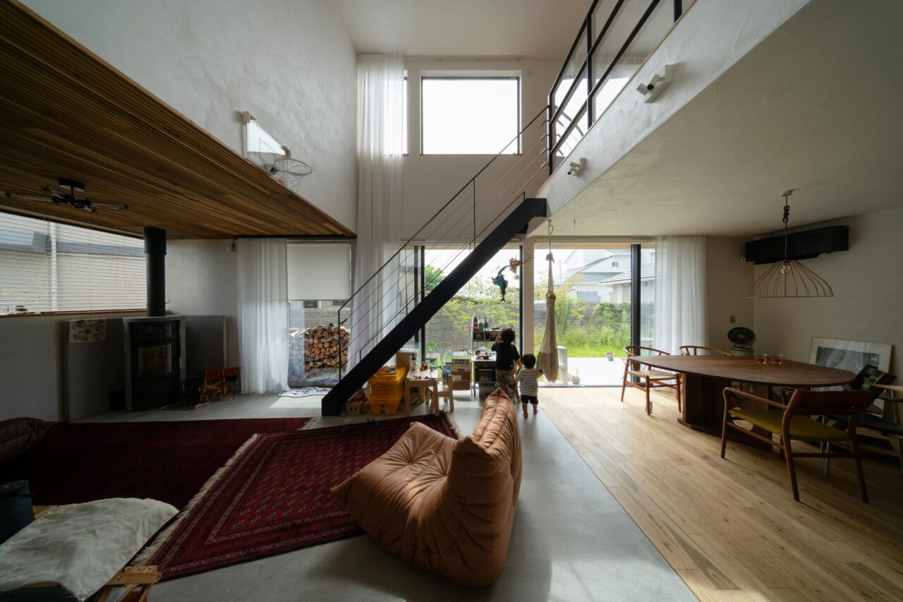 開放的な吹き抜けとリビング階段