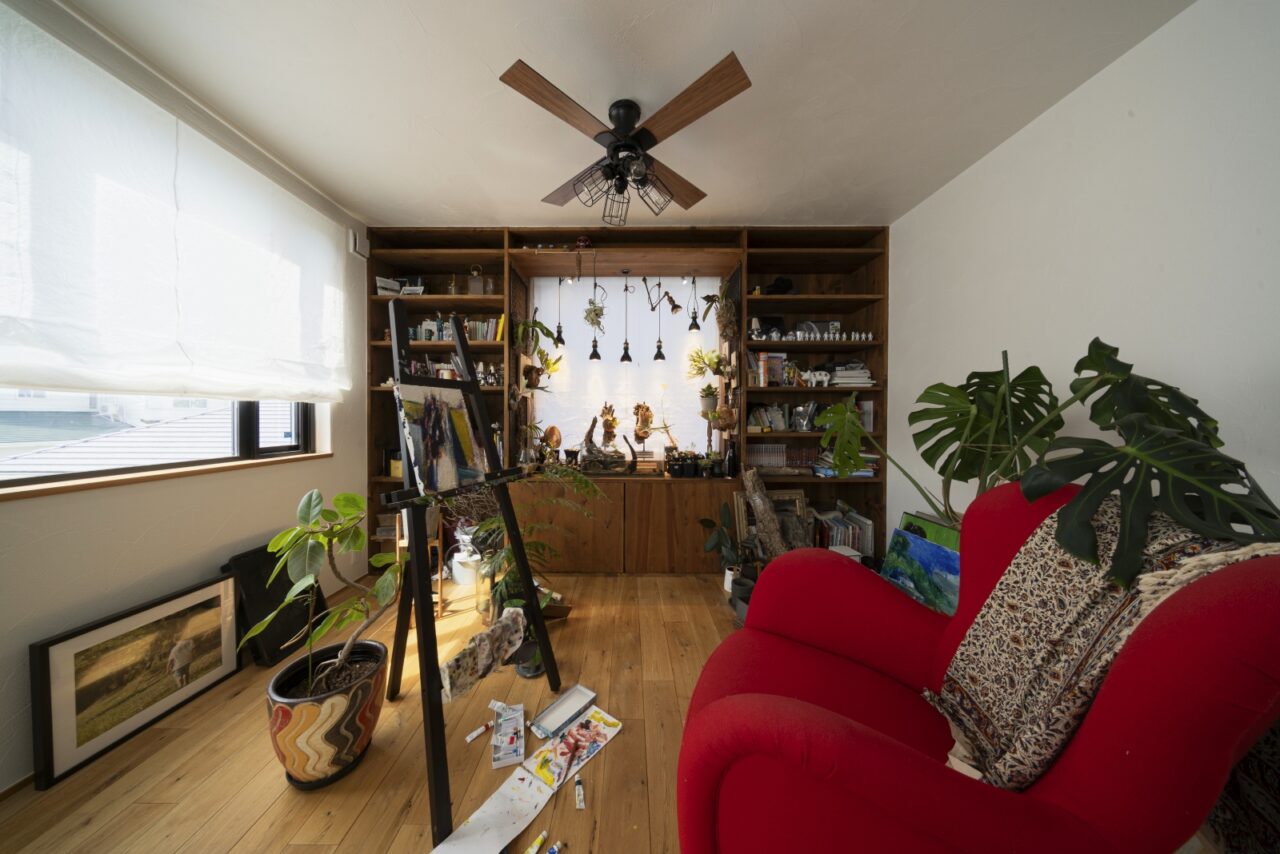 アガベがならぶアトリエのような書斎