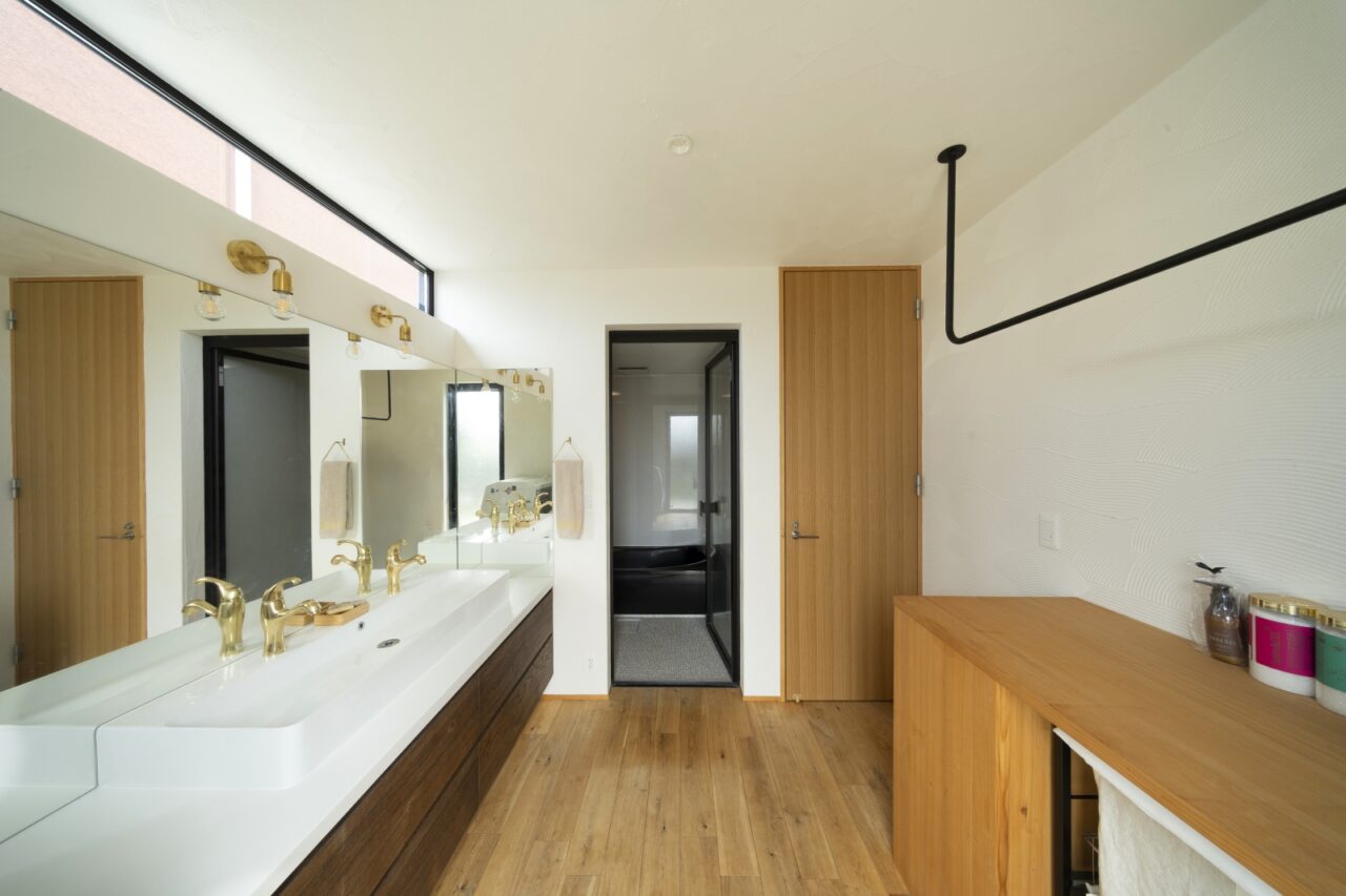 2つの蛇口で使い勝手のいい造作洗面