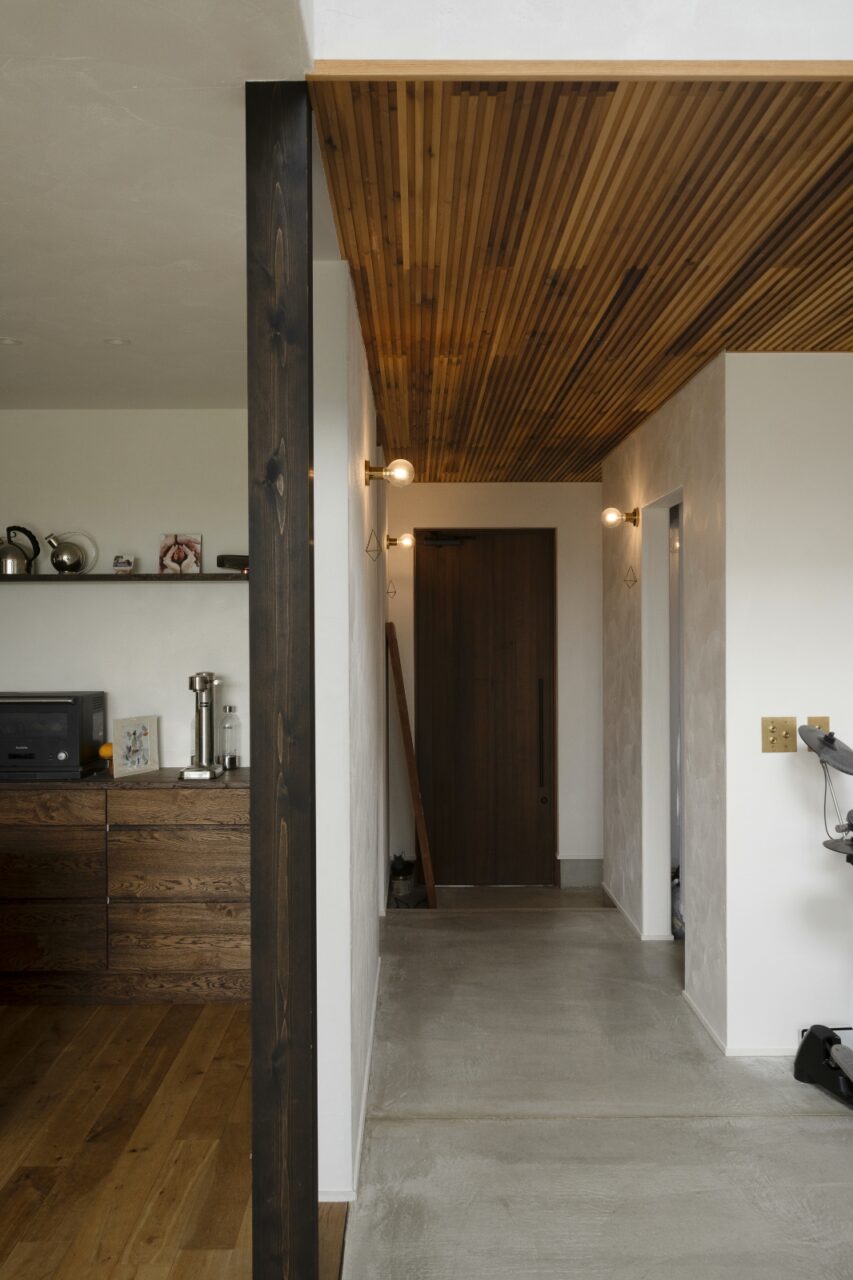 リブ天井の羽目板が美しい玄関ホール