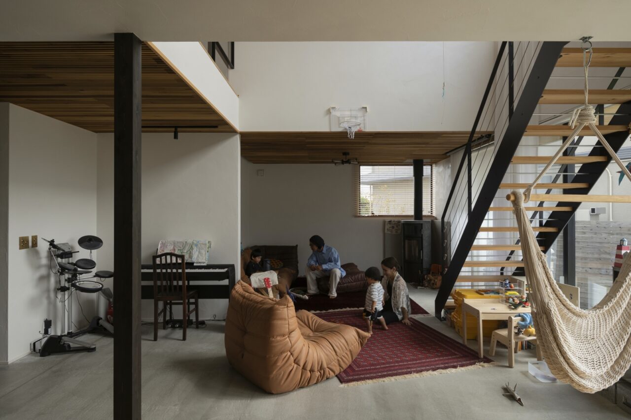 ピアノもドラムも奏でる薪ストーブのあるリビング