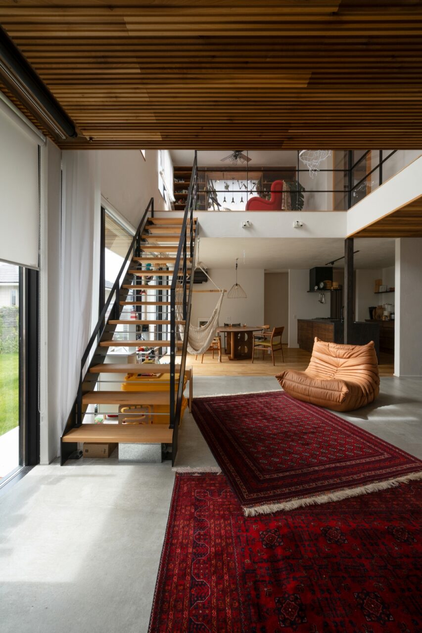 モルタルの床と無垢フローリングがシームレスにつながるLDK