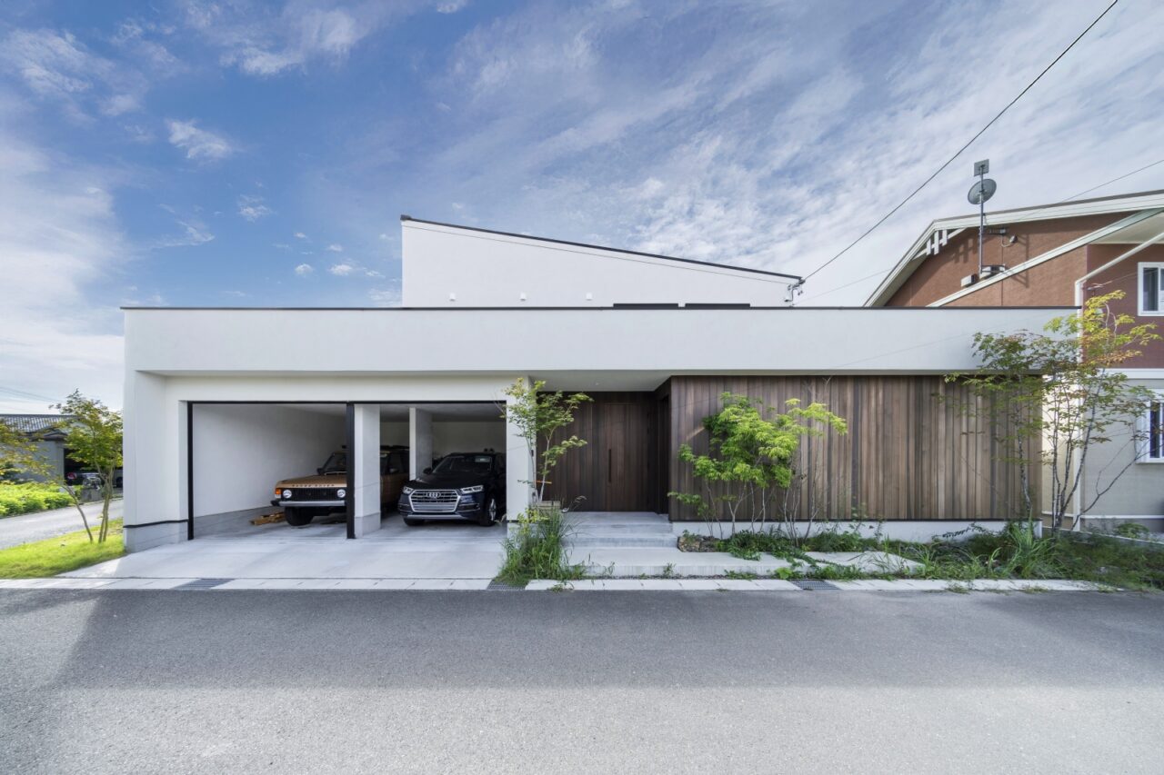 漆喰と無垢と暮らす ガレージ一体型の家