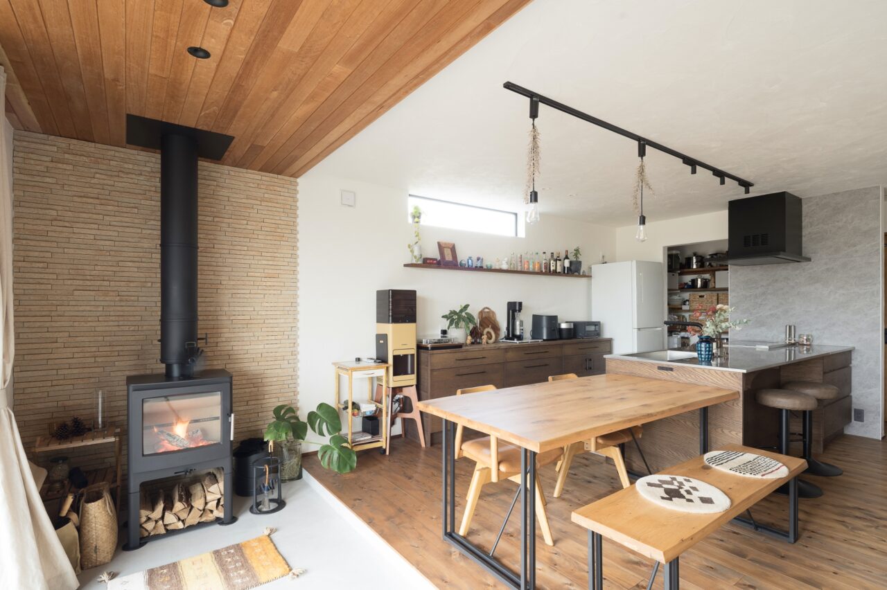 薪ストーブと素材の質感を愉しむダイニング