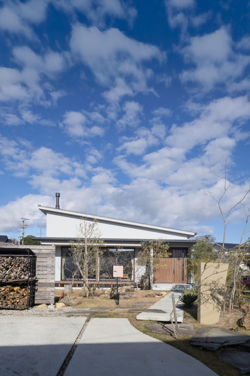 片流れ屋根の平屋住宅