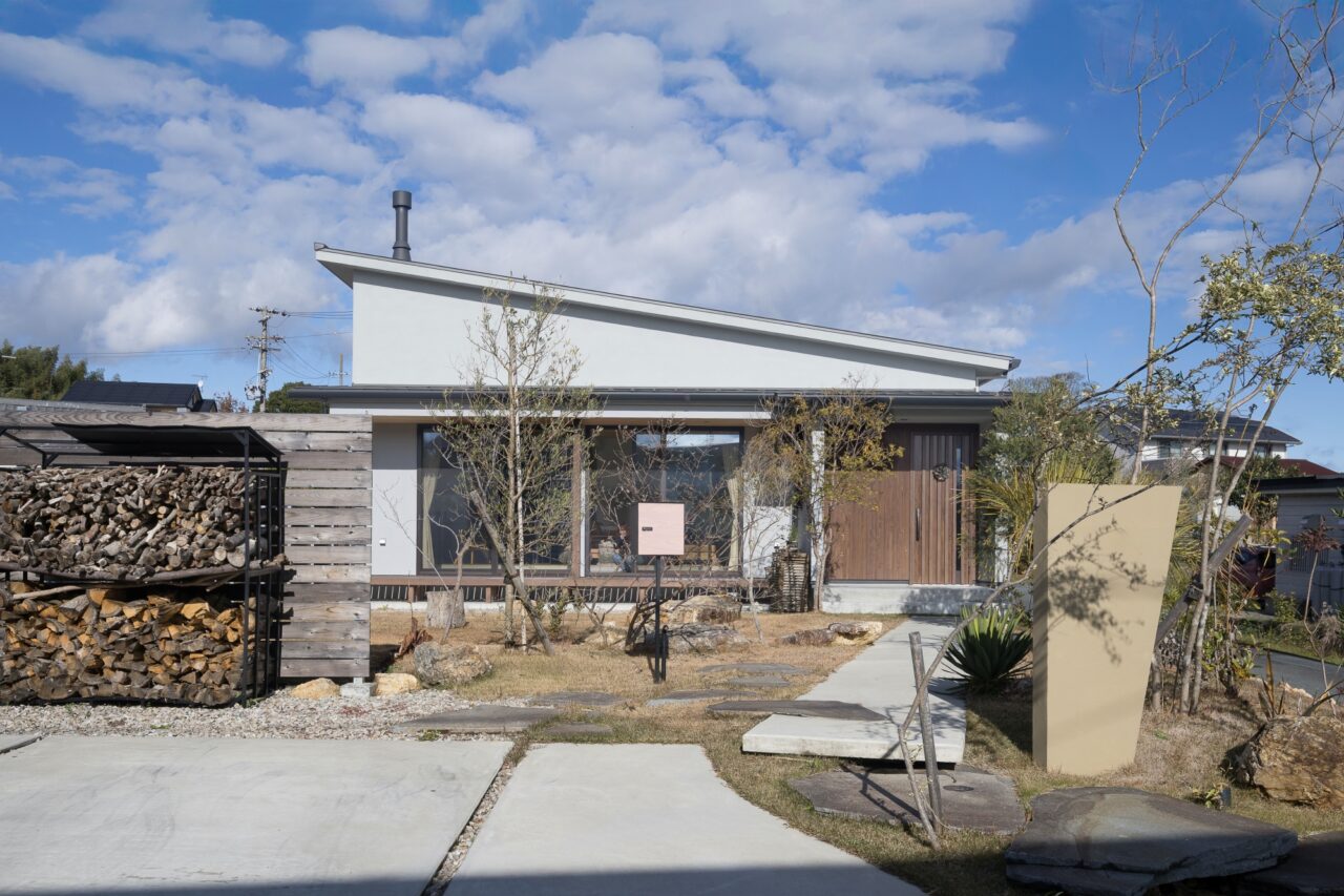 愛犬と薪ストーブに癒される ゆとりの平屋